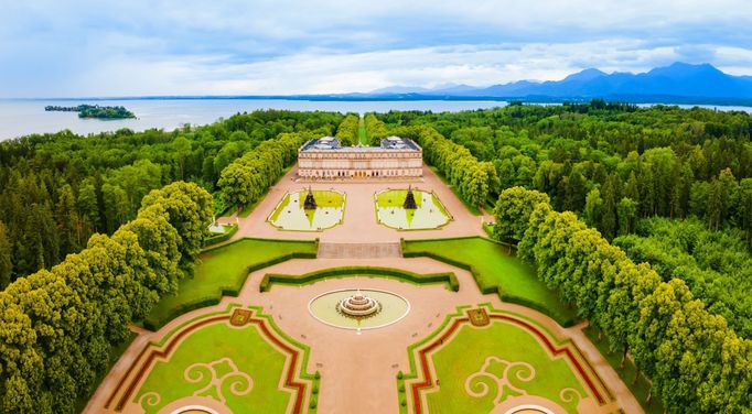 Zámek Herrenchiemsee se nachází na stejnojmenném ostrově na Chiemském jezeře v jižním Bavorsku.