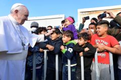Papež František navštívil uprchlický tábor na Lesbu, kritizoval lhostejnost Evropy