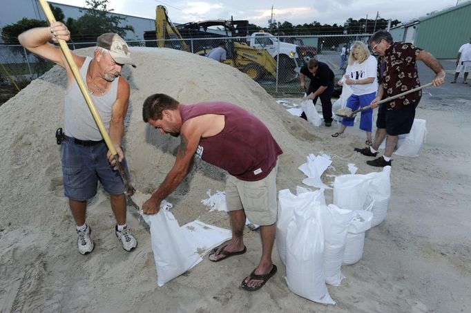 Tom Trautman (L) and Deric Collins make sandbags at the Orange Grove Work center Hurricane Isaac approaches Gulfport, Mississippi, August 28, 2012. REUTERS/Michael Spooneybarger (UNITED STATES - Tags: ENVIRONMENT DISASTER) Published: Srp. 28, 2012, 5:56 odp.