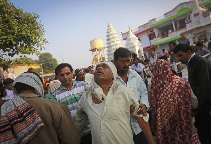 Relatives of a devotee who is believed to be possessed by evil spirits hold him as he walks in a state of trance around the courtyard of Guru Deoji Maharaj temple during a ghost fair at Malajpur village in Betul district in the central Indian state of Madhya Pradesh January 26, 2013. People from across India come to this fair to be exorcised of �evil spirits�. They are usually brought by relatives and they are most often women. The exorcism involves running around the temple courtyard to make the 'ghost' weak then being beaten by a priest with a broom. Picture taken January 26, 2013. REUTERS/Danish Siddiqui (INDIA - Tags: SOCIETY RELIGION) ATTENTION EDITORS: PICTURE 3 OF 24 FOR PACKAGE 'INDIAN GHOSTBUSTERS' SEARCH 'INDIA GHOST' FOR ALL IMAGES Published: Úno. 5, 2013, 5:09 dop.