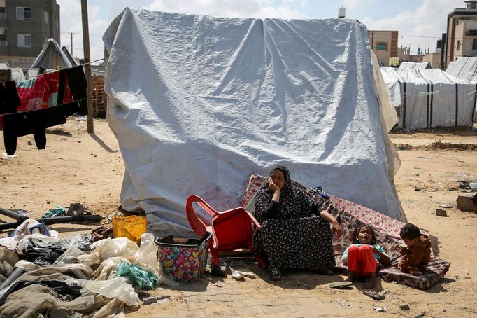 Vysídlení Palestinci čekají na opuštění stanového tábora poté, co izraelské síly zahájily pozemní a leteckou operaci ve východní části Rafáhu.