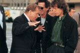 Takhle udeřím do kláves... Prezident Havel se krátce setkal se členy skupiny Rolling Stones na letišti v Melbourne během své státní návštevy Austrálie ve dnech 25.3.-9.4.1995.
