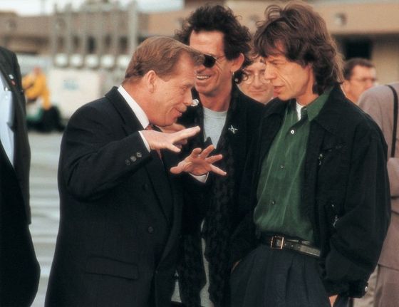 Takhle udeřím do kláves... Prezident Havel se krátce setkal se členy skupiny Rolling Stones na letišti v Melbourne během své státní návštevy Austrálie ve dnech 25.3.-9.4.1995.
