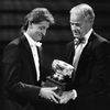 Wayne Gretzky z Edomntonu přejímá Art Ross Trophy z rukou  Gordie Howea (1987)