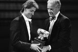 "Připište ke Gordiemu hvězdičku s poznámkou, že to měl ve své době mnohem těžší," poznamenal skromně další hokejový velikán Gretzky poté, co překonal historický záznam svého dětského idolu v počtu gólů v NHL.