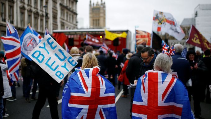 Lidé v Londýně oslavují vystoupení Velké Británie z EU