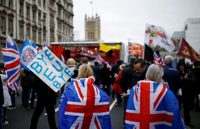 Lidé v Londýně oslavují vystoupení Velké Británie z EU