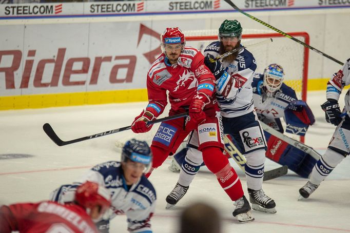 33. kolo hokejové Tipsport extraligy, Vítkovice - Třinec: Matěj Stránský (Třinec) a Jan Výtisk (Vítkovice) v souboji před brankou.