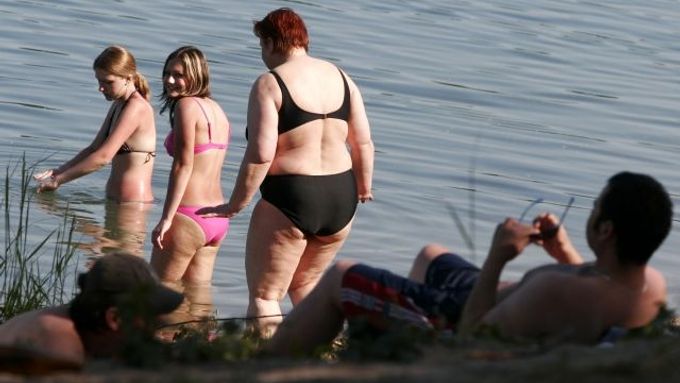 V současných horkých dnech by se lidé měli vyvarovat větší fyzické zátěže.