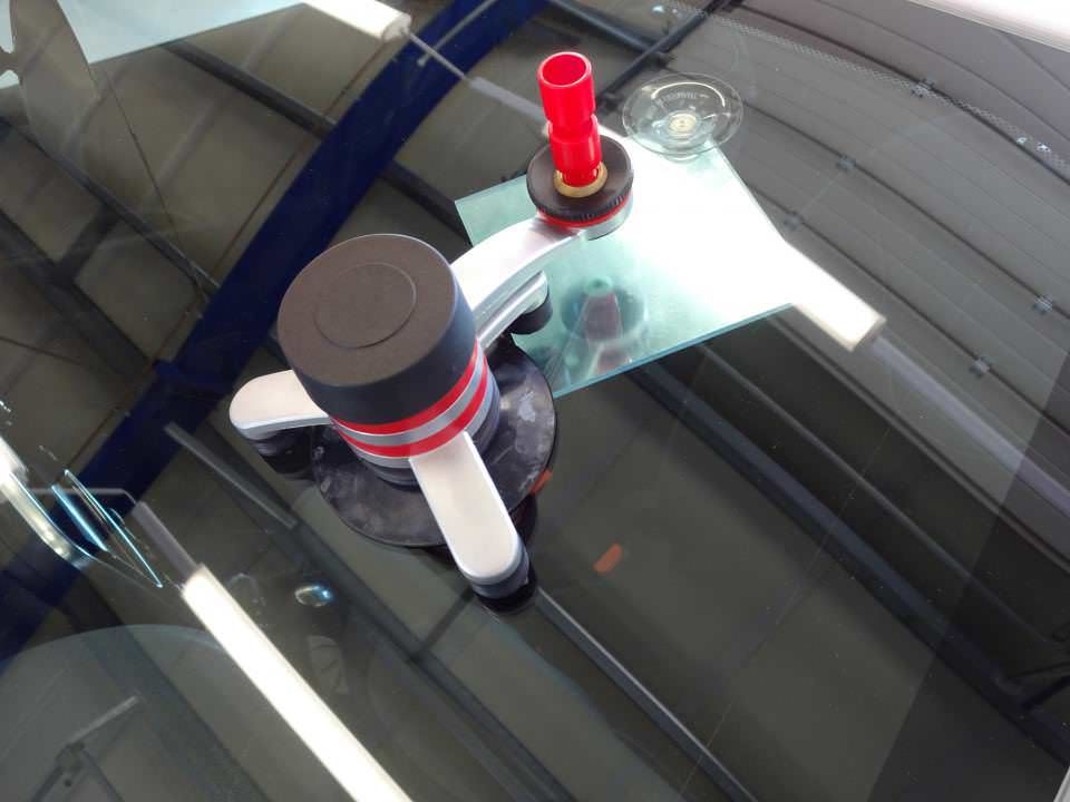 Scelování skla u auta