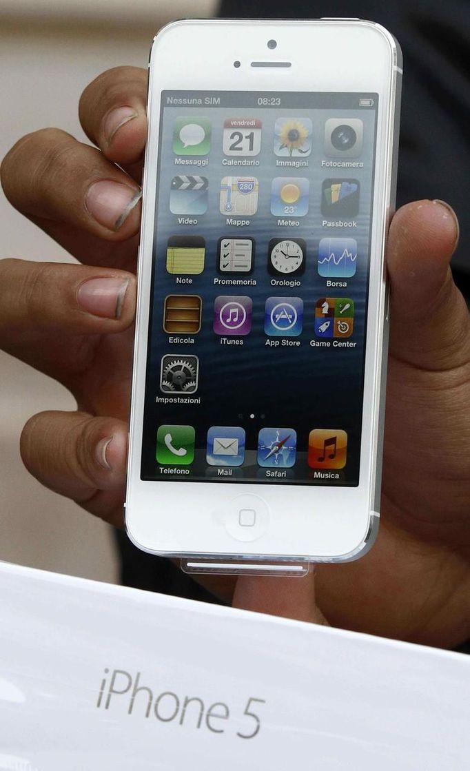 Anthony Fletch from Paris poses with his iPhone 5 after being the first customer at an Apple store in Paris September 21, 2012. Apple Inc's iPhone 5 hit stores around the globe on Friday, with fans snapping up the device that is expected to fuel a huge holiday quarter for the consumer giant. REUTERS/Jacky Naegelen (FRANCE - Tags: BUSINESS TELECOMS) Published: Zář. 21, 2012, 9:34 dop.