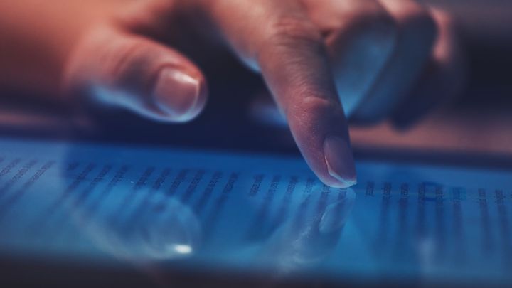 Dezinformace jako hrozbu nejvíce vnímají lidé se základním vzděláním, ukázal průzkum