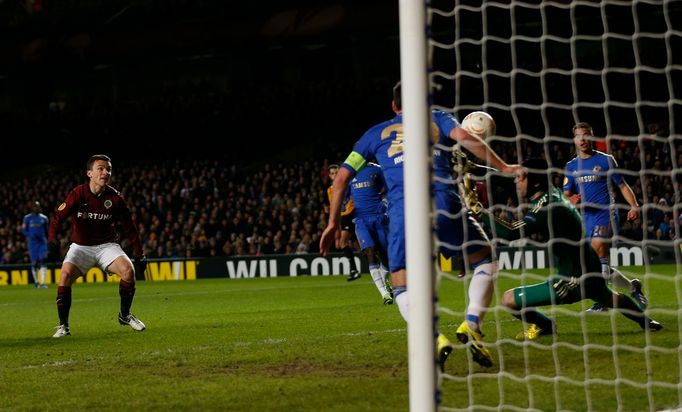 Fotbal, Evropská liga, Chelsea - Sparta: David Lafata (vlevo) dává gól