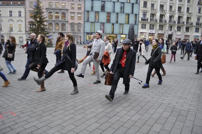 Švihlí chodci budili na náměstí Svobody rozruch.