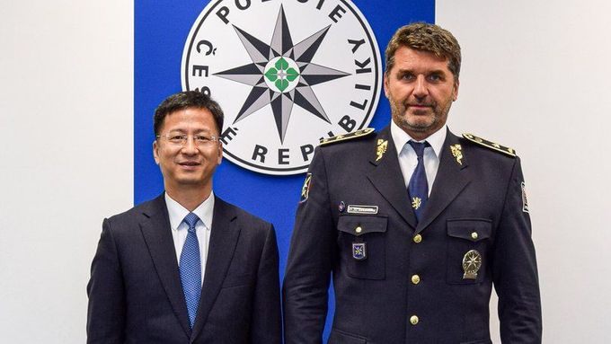 Policejní prezident Jan Švejdar při schůzce s čínským velvyslancem Čang Ťien-minem.