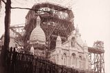 Jak vypadala Paříž v době, kdy se stavěla slavná bazilika Sacré Coeur na Montmartru (nyní jedno z největších turistických lákadel v Paříži)? Ukazuje to fotogalerie sestavená ze starých snímků, které nedávno zveřejnilo několik pařížských muzeí. Tato fotografie je z roku 1895 a jejím autorem je E. Gaillard.