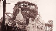 Jak vypadala Paříž v době, kdy se stavěla slavná bazilika Sacré Coeur na Montmartru (nyní jedno z největších turistických lákadel v Paříži)? Ukazuje to fotogalerie sestavená ze starých snímků, které nedávno zveřejnilo několik pařížských muzeí. Tato fotografie je z roku 1895 a jejím autorem je E. Gaillard.