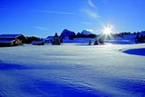Zimní krajina v Dolomitech, pohled na vrcholy Langkofel