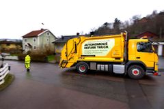Další využití aut bez řidiče: Volvo testuje autonomní popelářský vůz