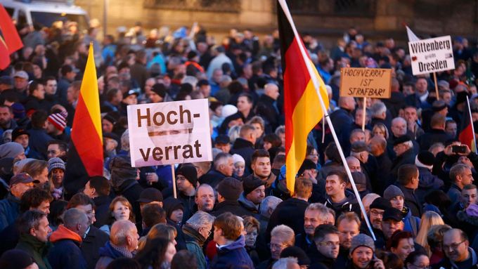 Demonstrace Pegidy se 12. října v Drážďanech zúčastnilo až 9000 lidí.