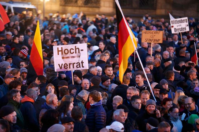 Demonstrace Pegidy se 12. října v Drážďanech zúčastnilo až 9000 lidí.