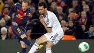 Andres Iniesta střílí, Alvaro Arbeloa neúspěšně blokuje.