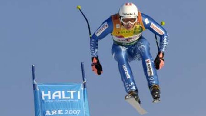 Švýcar Bruno Kernen na trati superobřího slalomu na MS alpských lyžařů ve švédském Aare.