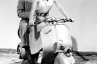 Vespa by se ale zřejmě nestala legendou s velkým L, nebýt romantické filmové story Prázdniny v Římě. Když Gregory Peck a Audrey Hepburnová vyrazili do ulic starobylé italské metropole, viděl Vespu v roce 1952 celý svět. Už v té době Piaggio vyrábel stotisící kus.