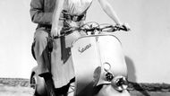 Vespa by se ale zřejmě nestala legendou s velkým L, nebýt romantické filmové story Prázdniny v Římě. Když Gregory Peck a Audrey Hepburnová vyrazili do ulic starobylé italské metropole, viděl Vespu v roce 1952 celý svět. Už v té době Piaggio vyrábel stotisící kus.