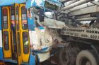 V Ostravě se srazila tramvaj s náklaďákem, 6 zraněných
