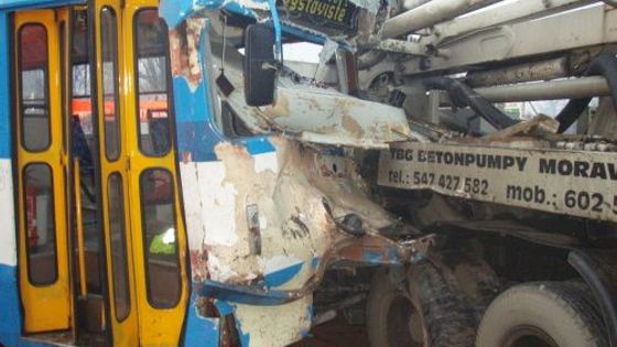 V Ostravě narazil tramvaj plná cestujících do míchačky betonu