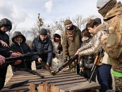 Civilisté v Kyjevě se účastní vojenských cvičení uprostřed hrozby ruské invaze.