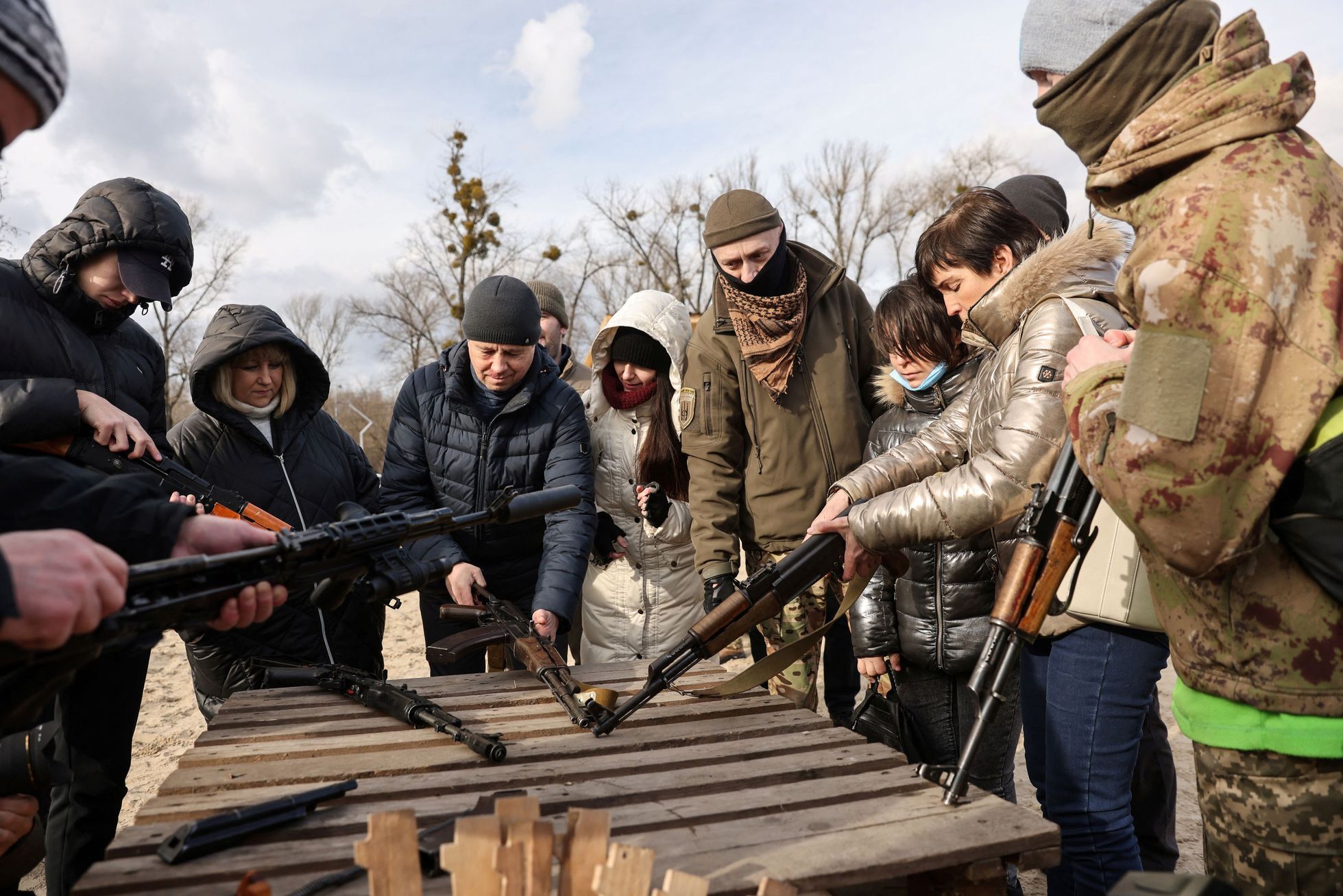Civilisté v Kyjevě se účastní vojenských cvičení uprostřed hrozby ruské invaze.