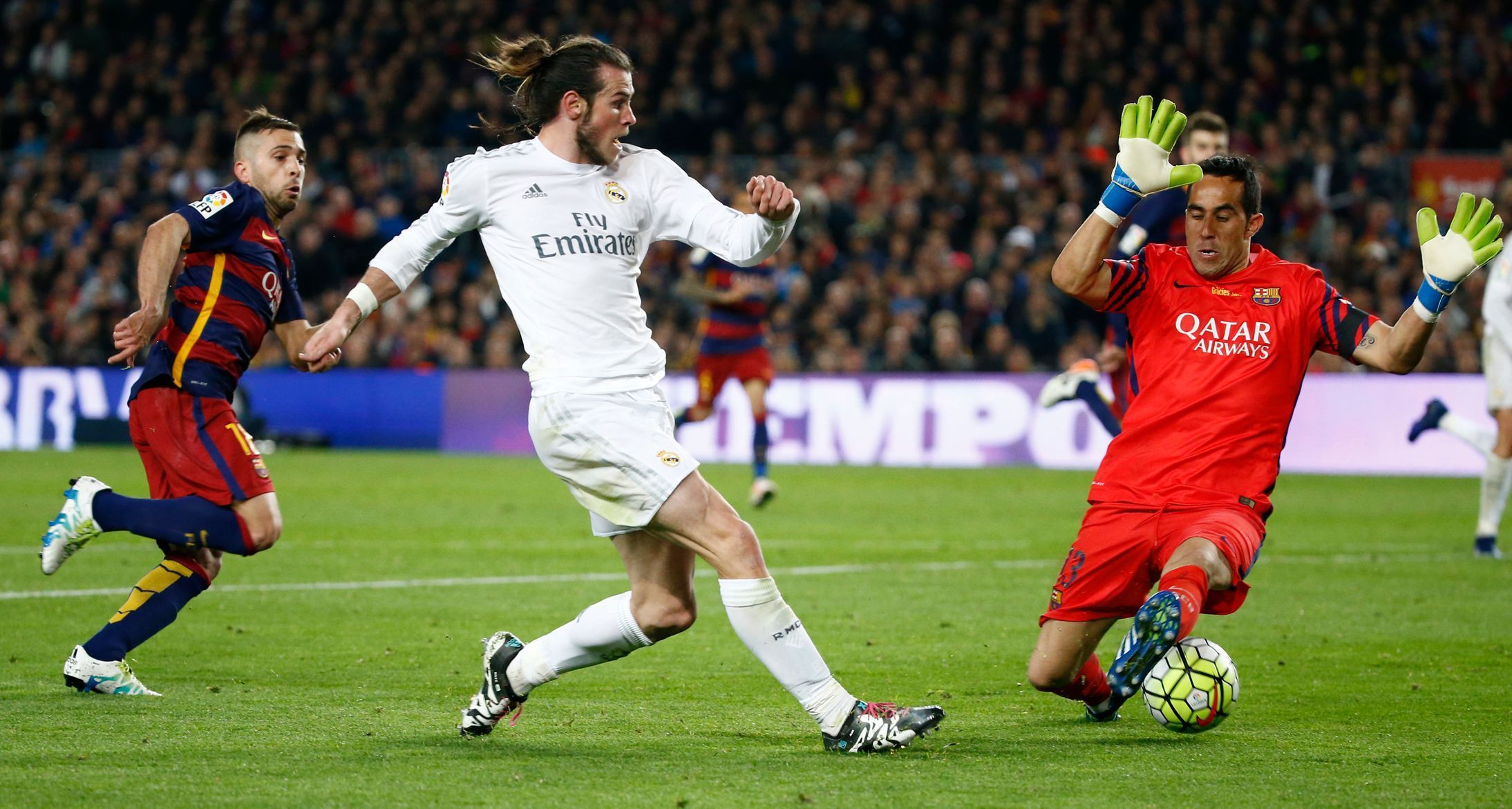 Barcelona-Real: Gareth Bale dává neuznaný gól
