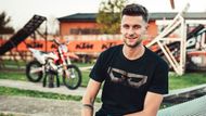 Základem úspěchu je trénink. Pro ten si Petr Pilát doma v Čerčanech vybudoval vlastní freestyle park s několika rampami. Jednu má pojízdnou na malém náklaďáčku, takže svoji "létající show" může provádět prakticky kdekoliv.