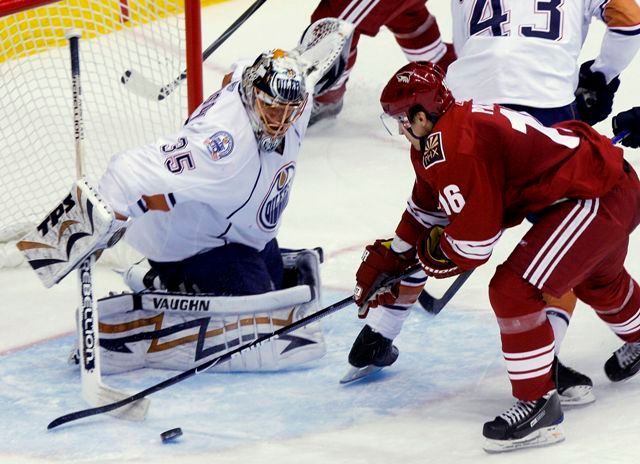 Petr Průcha v souboji s brankářem Oilers