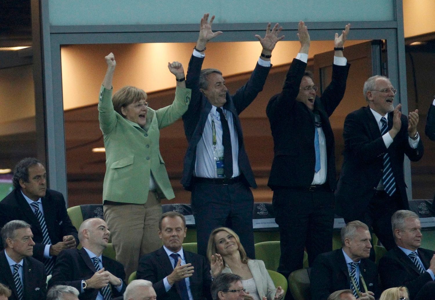 Německá kancléřka Angela Merkelová slaví gól během utkání Německo - Řecko ve čtvrtfinále Eura 2012