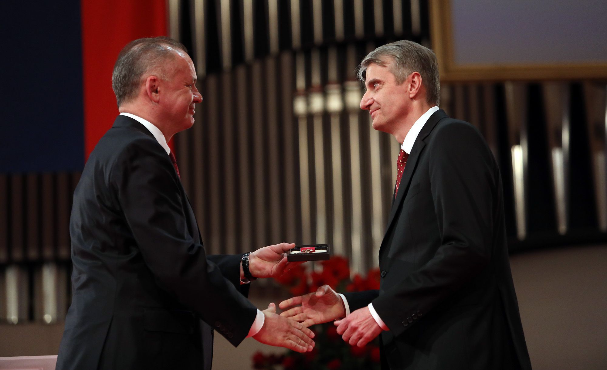Slovenský prezident Andrej Kiska předává státní vyznamenání Robertu Mistríkovi.