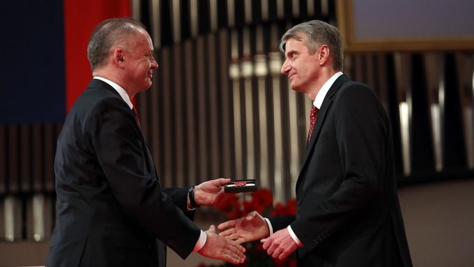 Slovenský prezident Andrej Kiska předává státní vyznamenání Robertu Mistríkovi.