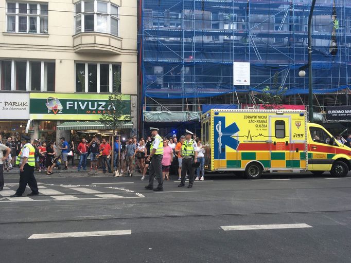 Na místě jsou záchranáři, policie i hasiči.