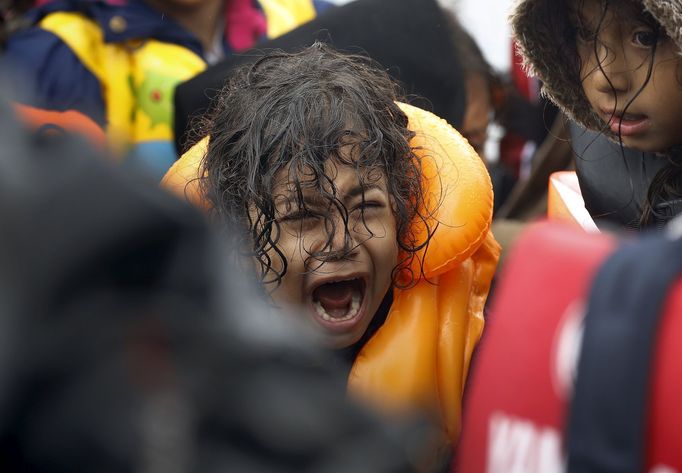 Uprchlíci na ostrově Lesbos po plavbě z Turecka.