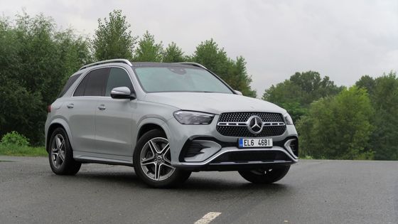 Nafta nepatří do kamen, ale do hybridu. Luxusní Mercedes GLE jezdí za čtyři litry