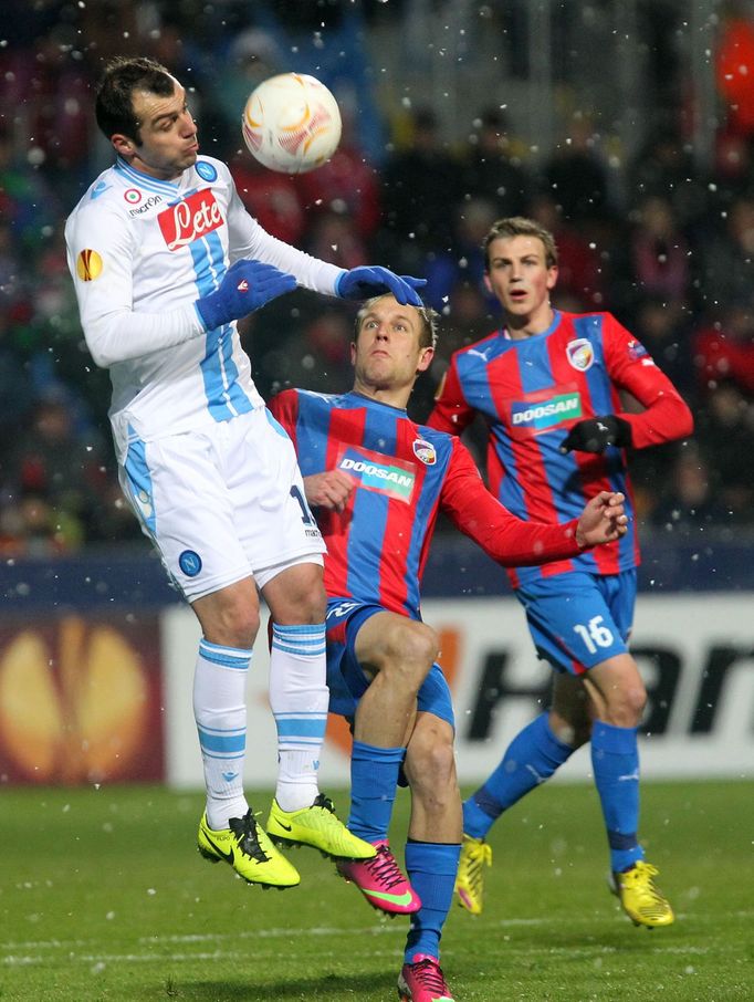 Fotbal, Evropská liga, Plzeň - Neapol: Daniel Kolář a Vladimír Darida - Fotbal, Evropská liga, Plzeň - Neapol: Daniel Kolář a Pavel Horváth - Goran Panděv (vlevo)