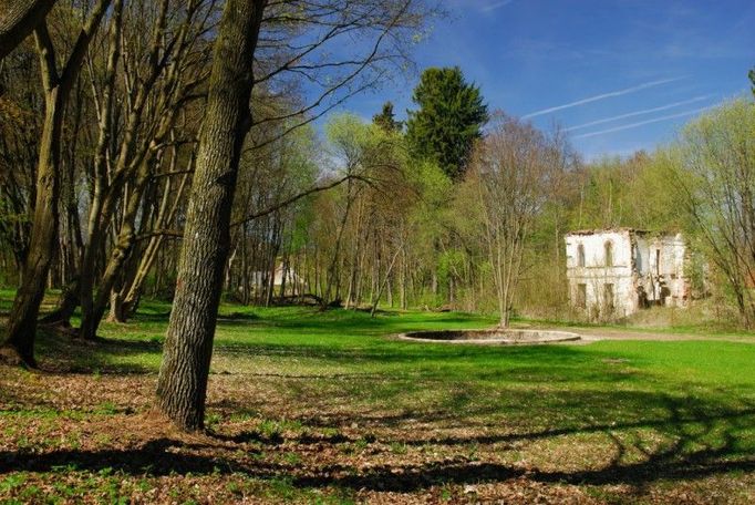 Původně anglický park u zámku v Maříži u Slavonic. Po dobu více než 50 let byl bez údržby a v posledních 2 letech prošel revitalizací. Dnešní forma: lesopark se zachovalou strukturou původního parku. Impozantní modřínová alej o délce 300 metrů. Park je ohraničen vodní soustavou 4 rybníků, 2 potoků a mokřadu. V parku je zachováno torzo zámku. Doprovodné akce V tomto termínu bohužel nepřipravujeme, žádnou veřejnou akci. Přesto se domníváme, že by bylo škoda nepozvat na procházku milovníky zahrad a parků právě do toho našeho. Na 27.6. připravujeme slavnostní akci k zakončení projektu Evropský park Bavorsko-Čechy. Text byl převzat ze stránek www.vikendotevrenychzahrad.cz  Více informací o uvedené zahradě můžete naleznout ZDE .