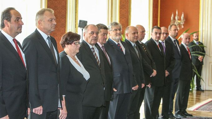 Noví ministři při jmenování na Pražském hradě.