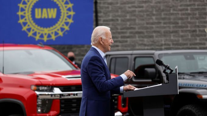 Prezident Joe Biden při návštěvě závodu Chrysleru Toledo v Ohiu. V pozadí logo největšího odborového svazu United Auto Workers.