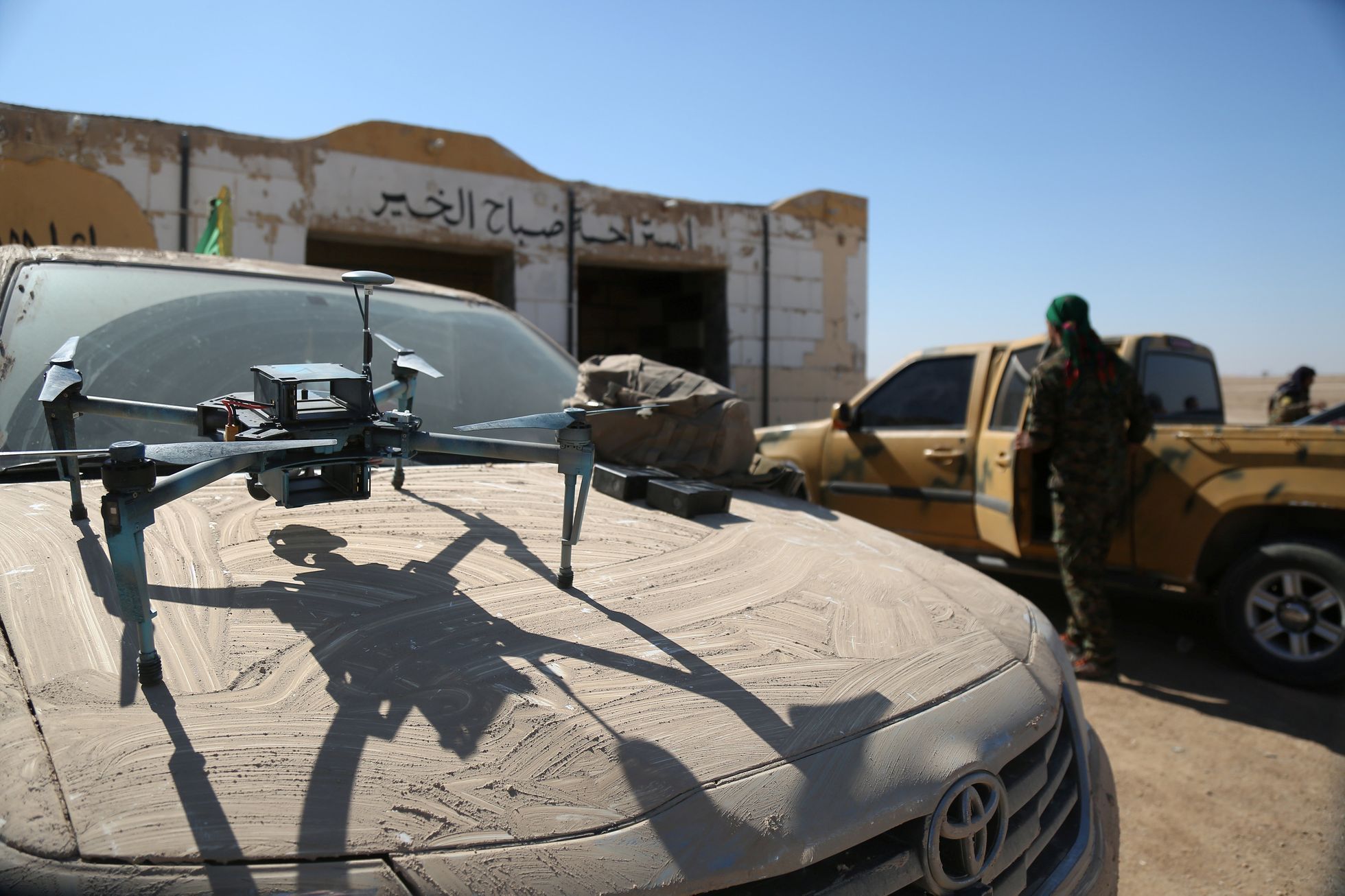 Dron a voják SDF v Sýrii.