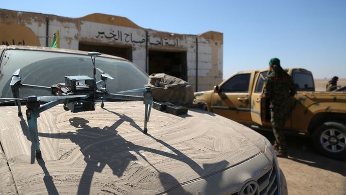 Drony používají v Sýrii různé strany. Na snímku bojovník Syrských demokratických sil (SDF), které bojují proti Islámskému státu.