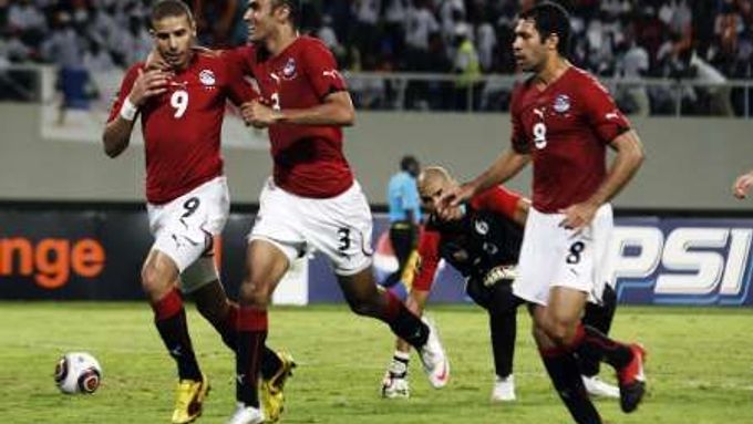 Fotbalisté Egypta se radují z gólu