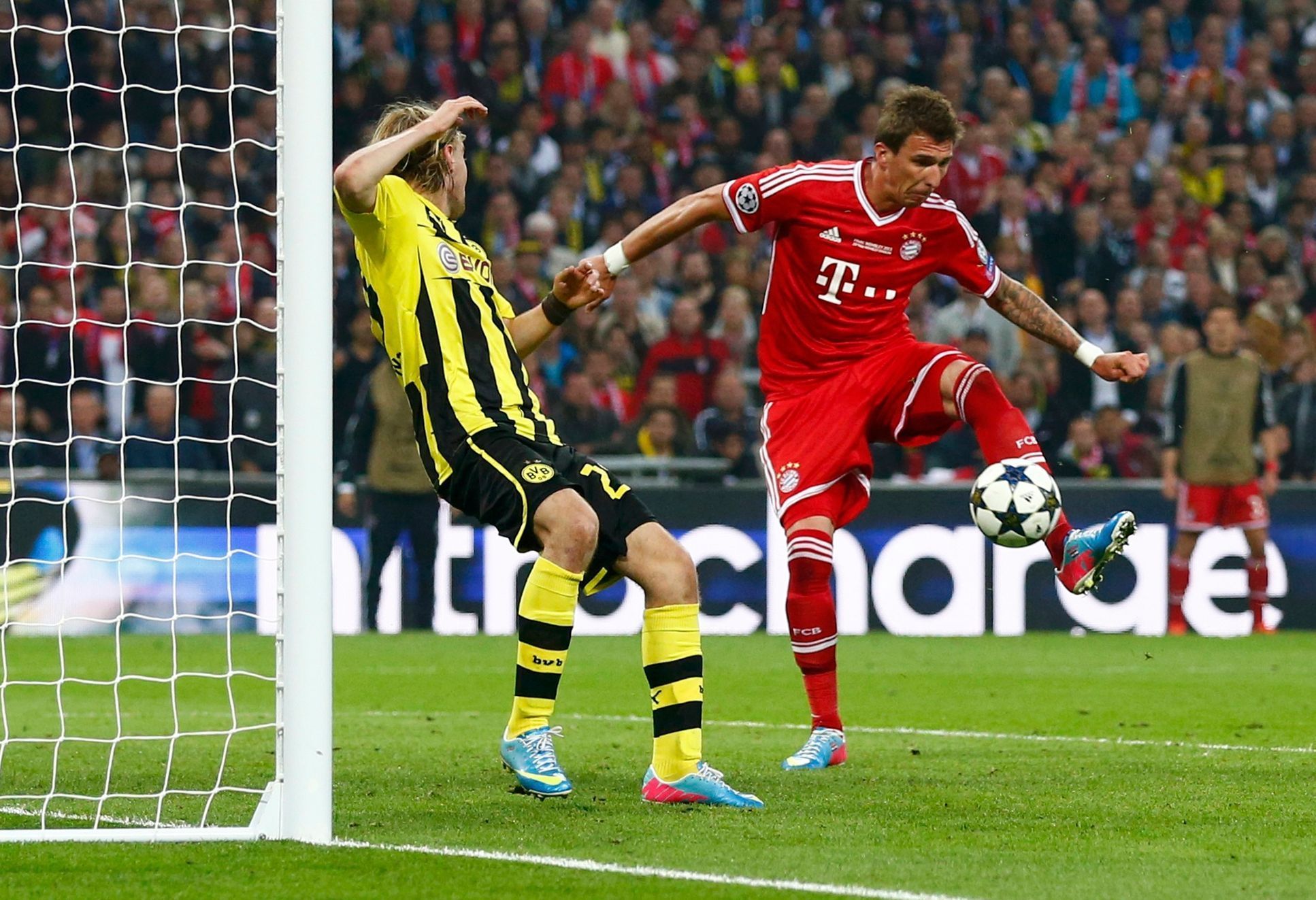 Fotbal, Liga mistrů, Bayern - Dortmund: Mario Mandžukič dává gól na 1:0